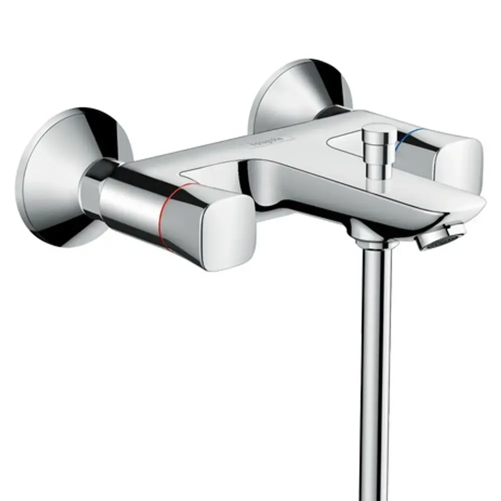 Wannenmischer mit zwei Griffen in Chrom, angebaut. Die Bedienelemente sind mit roten und blauen Markierungen für Warm- und Kaltwasser von Hansgrohe gekennzeichnet.